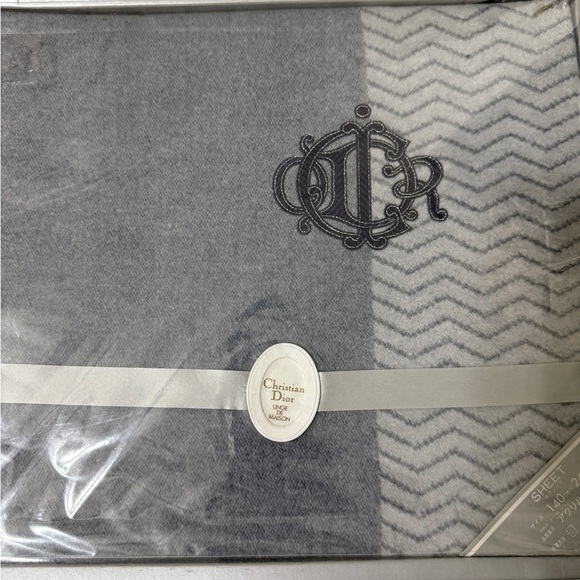 Dior Gray and White Bedding Sheet - Picture 6 of 8